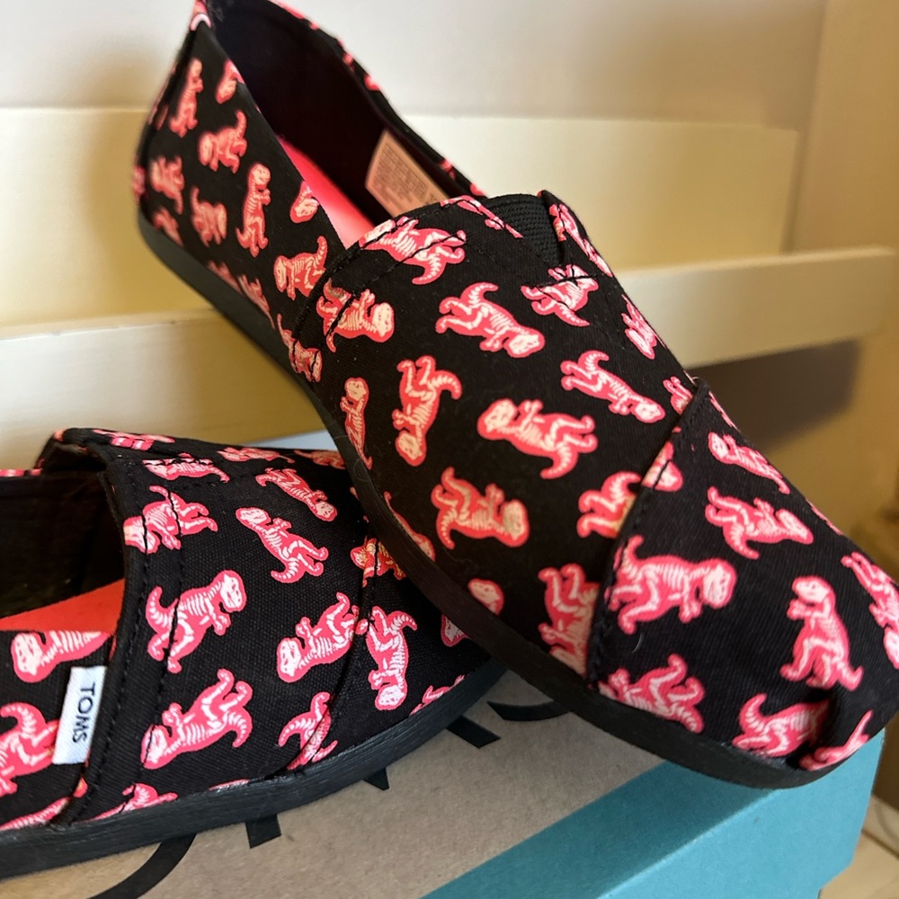 TOMS Glow-in-the-Dark Neon Pink T-Rex Skeleton print shoes - women’s size 5.5
